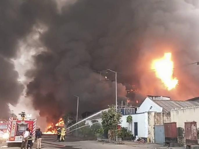 Massive fire at company in MIDC; The fire was brought under control after five hours | एमआयडीसीमधील कंपनीला भीषण आग; जीवितहानी हानी, पाच तासांनी आग आली आटोक्यात Massive fire at company in MIDC; The fire was brought under control after five hours | एमआयडीसीमधील कंपनीला भीषण आग; जीवितहानी हानी, पाच तासांनी आग आली आटोक्यात