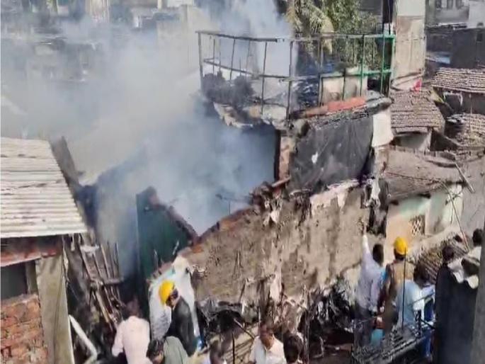 A massive fire broke out in a house in Kolhapur a gas cylinder exploded | कोल्हापुरात घराला लागली भीषण आग, गॅस सिलेंडरचा झाला स्फोट A massive fire broke out in a house in Kolhapur a gas cylinder exploded | कोल्हापुरात घराला लागली भीषण आग, गॅस सिलेंडरचा झाला स्फोट