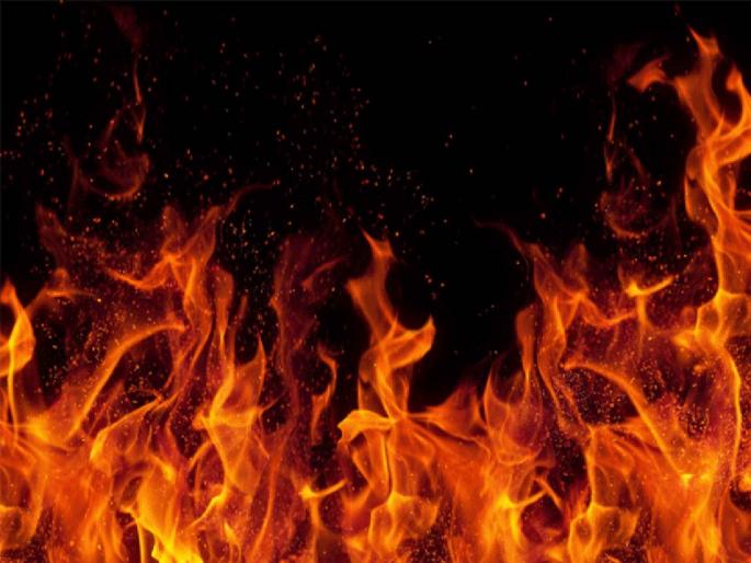 Fire near petrol pump due to short circuit | शॉट सर्किट ने पेट्रोल पंपाजवळ आग; तेलाचे डबे, फर्निचर इतर साहित्य जळून खाक Fire near petrol pump due to short circuit | शॉट सर्किट ने पेट्रोल पंपाजवळ आग; तेलाचे डबे, फर्निचर इतर साहित्य जळून खाक