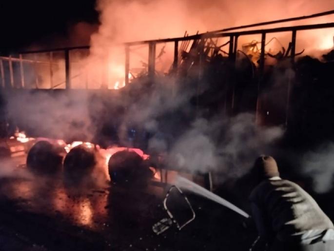 Thrill of burning truck on Karanja Amravati route | कारंजा अमरावती मार्गावर बर्निंग ट्रकचा थरार; टाकळी फाटया नजिकची घटना Thrill of burning truck on Karanja Amravati route | कारंजा अमरावती मार्गावर बर्निंग ट्रकचा थरार; टाकळी फाटया नजिकची घटना