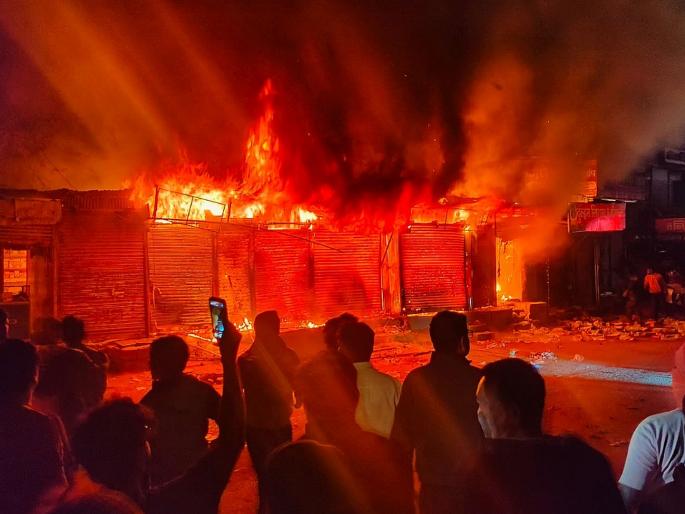 Fire breaks out at shops in Newasa, seven shops gutted | नेवाशात दुकानांना आग, सात दुकाने खाक Fire breaks out at shops in Newasa, seven shops gutted | नेवाशात दुकानांना आग, सात दुकाने खाक
