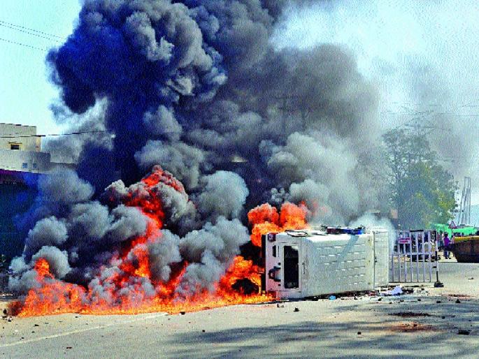 17 people killed in two accidents | दोन अपघातांमध्ये १७ जण ठार