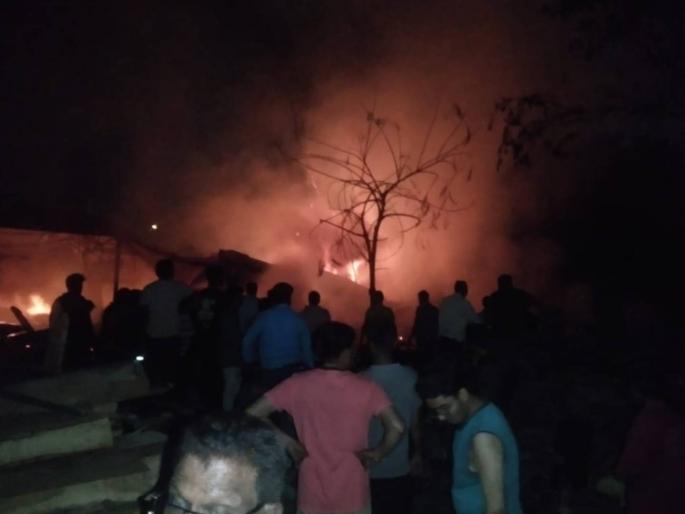 Fire at Yavatmal Wood Mill; At 2 o'clock in the middle of the night, the fire broke out, causing damage to lakhs | यवतमाळ लाकडी मिलला आग; मध्यरात्री दोन वाजता आगीचे भीष्ण तांडव, लाखोंचे नुकसान Fire at Yavatmal Wood Mill; At 2 o'clock in the middle of the night, the fire broke out, causing damage to lakhs | यवतमाळ लाकडी मिलला आग; मध्यरात्री दोन वाजता आगीचे भीष्ण तांडव, लाखोंचे नुकसान
