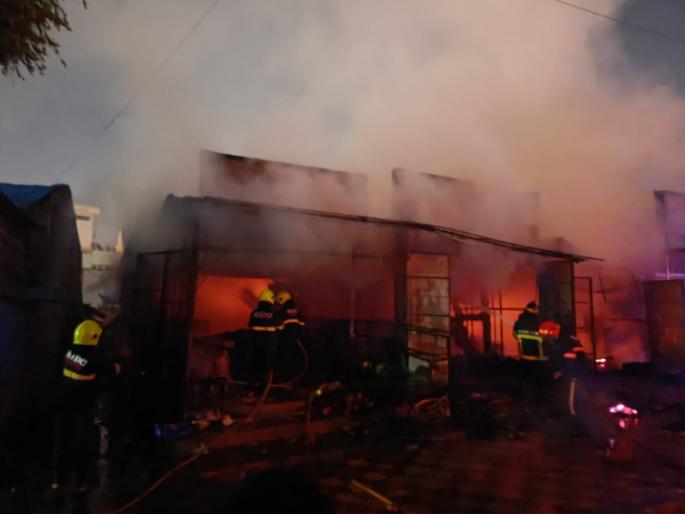Fire Four shops gutted in Pimpri fire one woman was injured | Fire: पिंपरीत लागलेल्या भीषण आगीत चार दुकाने जळून खाक; एक महिला जखमी Fire Four shops gutted in Pimpri fire one woman was injured | Fire: पिंपरीत लागलेल्या भीषण आगीत चार दुकाने जळून खाक; एक महिला जखमी