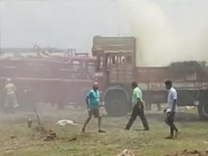 Kadaba truck caught fire at Padali Khurd after touching a power line | विद्युत वाहक तारेला स्पर्श झाल्याने कडब्याच्या ट्रकला भीषण आग, पाडळी खुर्द येथील घटना Kadaba truck caught fire at Padali Khurd after touching a power line | विद्युत वाहक तारेला स्पर्श झाल्याने कडब्याच्या ट्रकला भीषण आग, पाडळी खुर्द येथील घटना