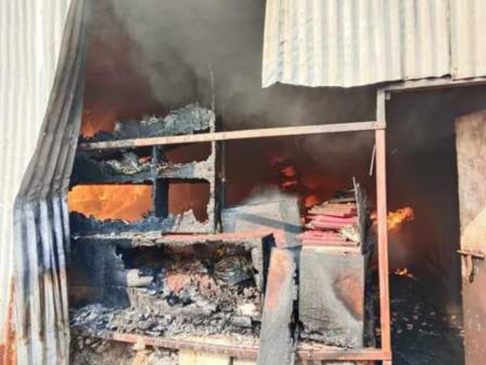 Three shops gutted in fire due to short circuit in Bhor | भोरमध्ये शॉर्टसर्किटमुळे आगीत तीन दुकाने खाक