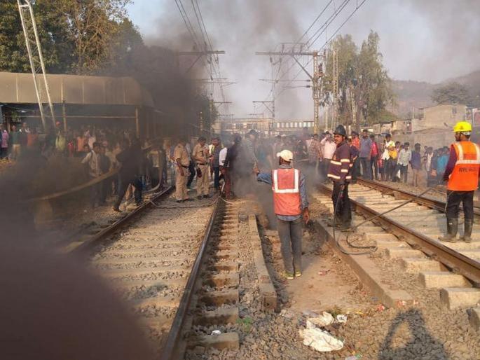 Reported that an elderly woman had a heart attack during a local fire | कळवा स्थानकानजीक लागलेल्या आगीदरम्यान वृद्ध महिलेला आला हार्ट अ‍ॅटॅक