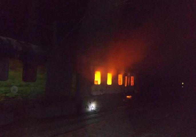 Fire to Rajdhani Express : Passengers shortly shaved | राजधानी एक्स्प्रेसला लागली आग : प्रवासी थोडक्यात बचावले Fire to Rajdhani Express : Passengers shortly shaved | राजधानी एक्स्प्रेसला लागली आग : प्रवासी थोडक्यात बचावले