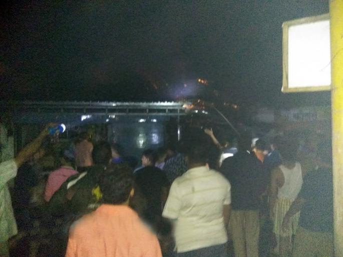 Fire brigade in Ratnagiri market, four shops Khak | रत्नागिरी बाजारपेठेत आगीचे तांडव, चार दुकाने खाक Fire brigade in Ratnagiri market, four shops Khak | रत्नागिरी बाजारपेठेत आगीचे तांडव, चार दुकाने खाक