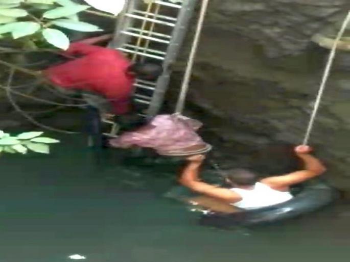 Giving life to a farm laborer who jumped into a well; Firefighting rescue operation | विहिरीत उडी घेतलेल्या शेतमजुराला जीवनदान; अग्निशमन दलाचे रेस्क्यू ऑपरेशन Giving life to a farm laborer who jumped into a well; Firefighting rescue operation | विहिरीत उडी घेतलेल्या शेतमजुराला जीवनदान; अग्निशमन दलाचे रेस्क्यू ऑपरेशन