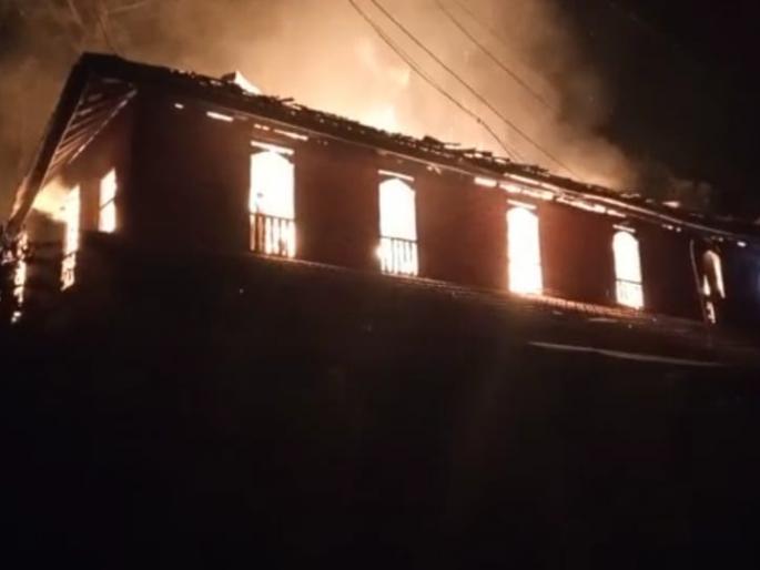 In Ratnagiri, a house caught fire in the middle of the night | रत्नागिरीत मध्यरात्री आगीत घर जळून १३ लाखाचे नुकसान