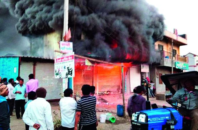 Fire at Agriculture Center at Sachkheda; Loss of 50 lakhs | साखरखेर्डा येथे कृषी केंद्राला आग; ५0 लाखांचे नुकसान  Fire at Agriculture Center at Sachkheda; Loss of 50 lakhs | साखरखेर्डा येथे कृषी केंद्राला आग; ५0 लाखांचे नुकसान