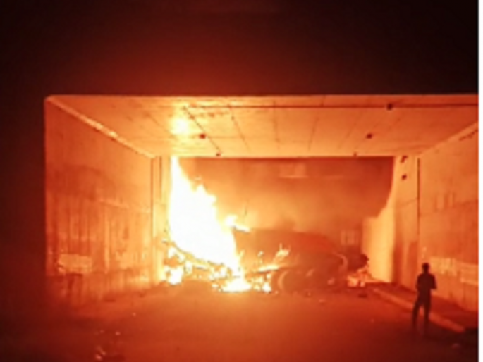 A truck fell down on the Samriddhi highway and caught fire; Both died in a hurry | Video: समृद्धी महामार्गावरून ट्रक खाली कोसळून पेटला; दोघांचा होरपळून मृत्यू A truck fell down on the Samriddhi highway and caught fire; Both died in a hurry | Video: समृद्धी महामार्गावरून ट्रक खाली कोसळून पेटला; दोघांचा होरपळून मृत्यू