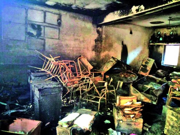 Sangrampur Nagar Panchayat fire: 8 lakhs of material including important documents | संग्रामपूर नगर पंचायतला आग : महत्त्वाच्या कागदपत्रांसह आठ लाखांचे साहित्य खाक Sangrampur Nagar Panchayat fire: 8 lakhs of material including important documents | संग्रामपूर नगर पंचायतला आग : महत्त्वाच्या कागदपत्रांसह आठ लाखांचे साहित्य खाक