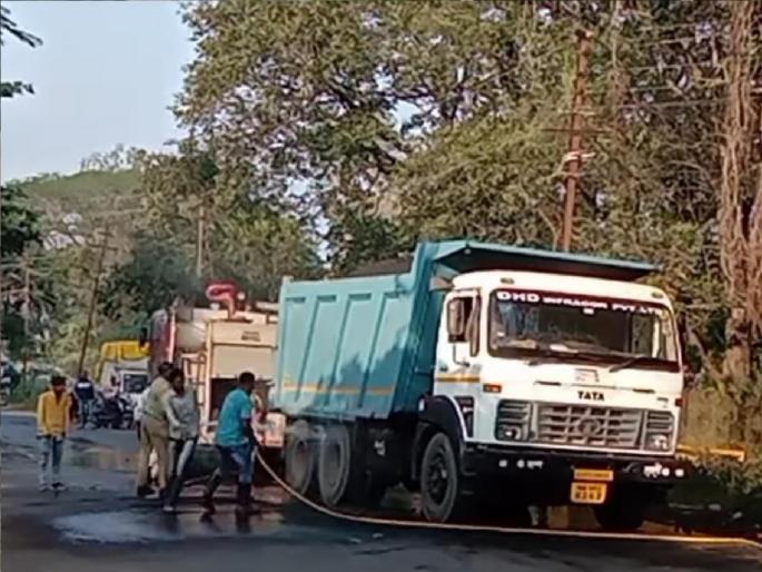 An asphalt dumper caught fire in Powainaka area of ​​Satara | भर गर्दीत डांबराचा डंपर पेटला, साताऱ्यातील पोवईनाका परिसरात थरार