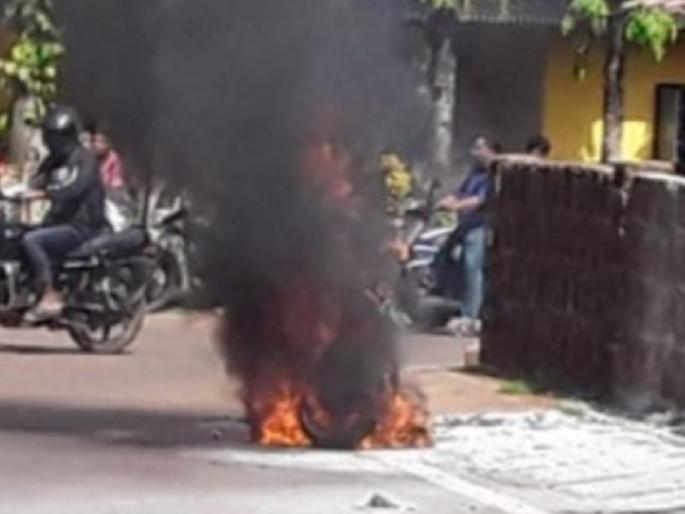 A two-wheeler caught fire near Doda Marg, The driver vigilance averted disaster | दोडामार्ग जवळ चालत्या दुचाकीने घेतला अचानक पेट, चालकाच्या सतर्कतेमुळे अनर्थ टळला A two-wheeler caught fire near Doda Marg, The driver vigilance averted disaster | दोडामार्ग जवळ चालत्या दुचाकीने घेतला अचानक पेट, चालकाच्या सतर्कतेमुळे अनर्थ टळला
