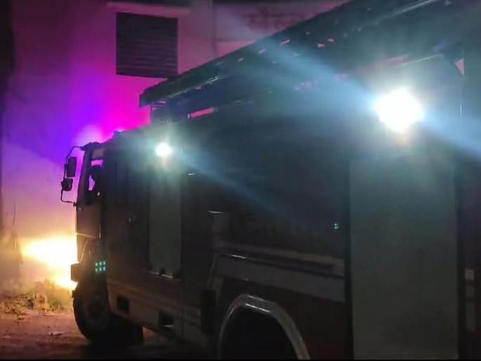 Explosion while filling gas in school van; Two school vans gutted, three burnt | स्कूल व्हॅनमध्ये गॅस भरताना झाला स्फाेट; दाेन स्कूल व्हॅन खाक, तिघेजण भाजले