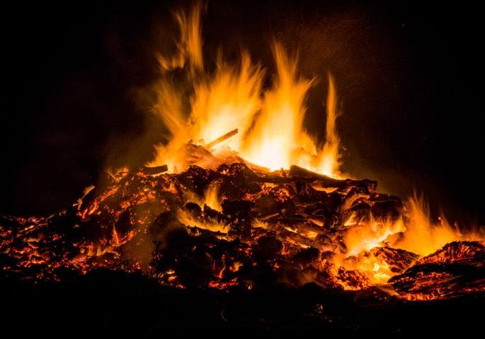 Police outpost lighted by drunken in Nagpur | नागपुरात दारुड्याने पेटविली पोलीस चौकी Police outpost lighted by drunken in Nagpur | नागपुरात दारुड्याने पेटविली पोलीस चौकी