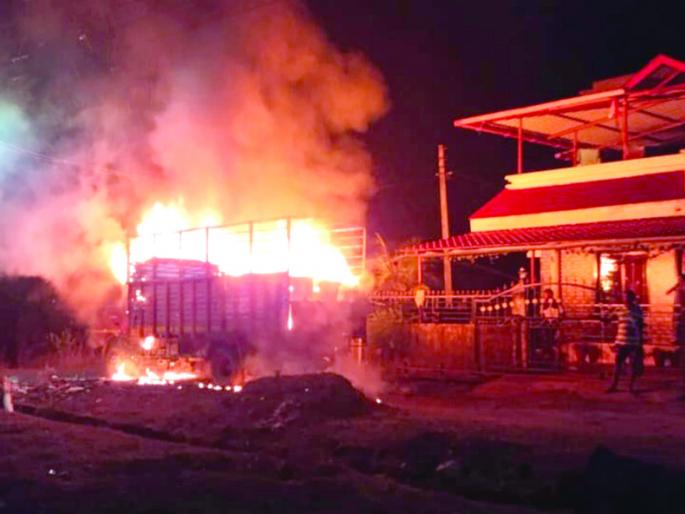 Standing tempo at Mazgaon in the fire pit; The cause of the fire is unclear | माजगाव येथे उभा टेम्पो आगीच्या भक्ष्यस्थानी; आगीचे कारण अस्पष्ट