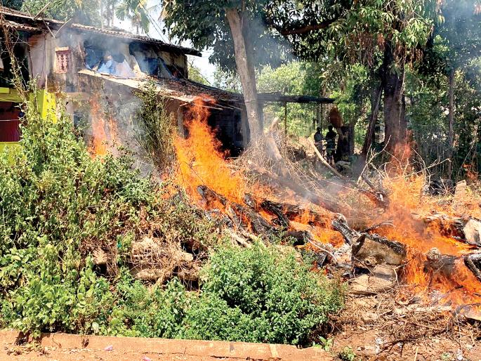 Incident at Banda Muslimwadi | घरालगतच्या झुडपांना आग, बांदा मुस्लीमवाडी येथील घटना Incident at Banda Muslimwadi | घरालगतच्या झुडपांना आग, बांदा मुस्लीमवाडी येथील घटना