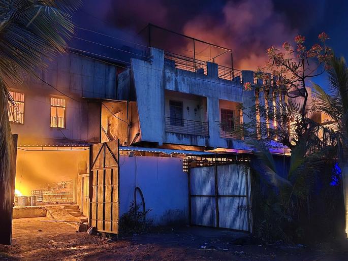 Massive fire breaks out at sheet factory in Solapur MIDC; Three workers burnt feared to death, 5-6 people trapped | सोलापूरमध्ये टॉवेल कारखान्याला भीषण आग; तीन कामगार होरपळले, ५-६ जण अडकले Massive fire breaks out at sheet factory in Solapur MIDC; Three workers burnt feared to death, 5-6 people trapped | सोलापूरमध्ये टॉवेल कारखान्याला भीषण आग; तीन कामगार होरपळले, ५-६ जण अडकले