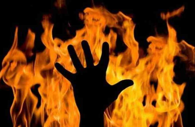 The incident took place at Moti Chowk in Satyar by the husband of his wife | पत्नीच्या विरहाने पतीने घेतले पेटवून, साताऱ्यातील मोती चौकातील घटना The incident took place at Moti Chowk in Satyar by the husband of his wife | पत्नीच्या विरहाने पतीने घेतले पेटवून, साताऱ्यातील मोती चौकातील घटना