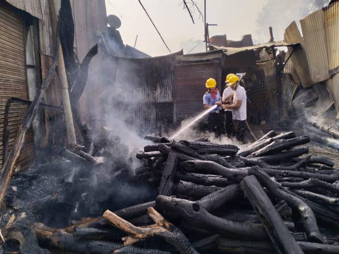 Fire at Lakadganj saw machine factory | लकडगंज आरा मशीन कारखान्याला आग, मध्यरात्रीची घटना Fire at Lakadganj saw machine factory | लकडगंज आरा मशीन कारखान्याला आग, मध्यरात्रीची घटना