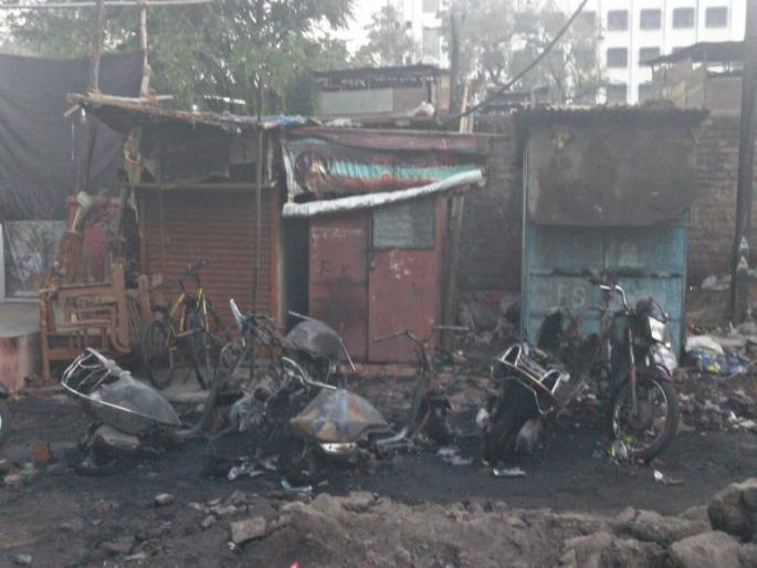 once again Two-wheeler target at Ganj Peth in Pune; 5 vehicles burnt | पुण्यातील गंज पेठेत दुचाकी पुन्हा एकदा लक्ष्य ; ५ गाड्या पेटवल्या once again Two-wheeler target at Ganj Peth in Pune; 5 vehicles burnt | पुण्यातील गंज पेठेत दुचाकी पुन्हा एकदा लक्ष्य ; ५ गाड्या पेटवल्या