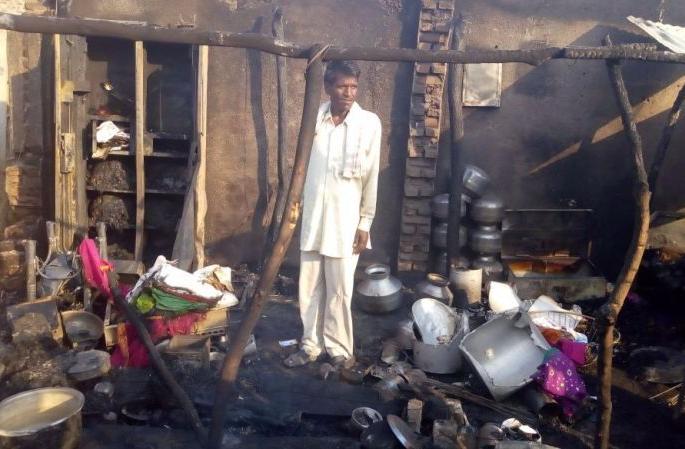 Akola: cockroach. Fire to two houses here; Loss of six lakh | अकोला : झुरळ बु. येथे दोन घरांना आग; सहा लाखांचे नुकसान