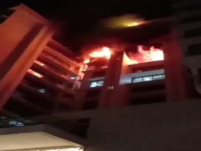 fire broke out in Villeparle, some fearing getting stuck | विलेपार्ले रेल्वे स्थानकाजवळ इमारतीला आग, जीवितहानी नाही fire broke out in Villeparle, some fearing getting stuck | विलेपार्ले रेल्वे स्थानकाजवळ इमारतीला आग, जीवितहानी नाही