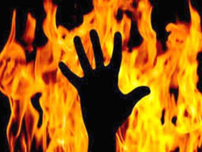 Shocking: After burning kerosene on her body, her last wife gave her last breath! | धक्कादायक: अंगावर रॉकेल ओतून पेटवून घेत जळत्या अवस्थेत पत्नीने पतीला मारली मिठी