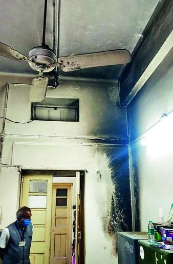 Fire in Nagpur Zilla Parishad, staff briefly rescued | नागपूर जिल्हा परिषदेत आग, कर्मचारी थोडक्यात बचावले Fire in Nagpur Zilla Parishad, staff briefly rescued | नागपूर जिल्हा परिषदेत आग, कर्मचारी थोडक्यात बचावले