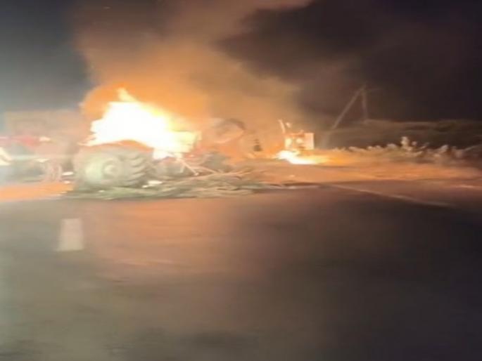 Fatal truck-tractor accident; Both vehicles burnt to death, tractor driver dies on the spot | ट्रक–ट्रॅक्टरचा भीषण अपघात; दोन्ही वाहने जळून खाक, ट्रॅक्टर चालकाचा जागीच मृत्यू Fatal truck-tractor accident; Both vehicles burnt to death, tractor driver dies on the spot | ट्रक–ट्रॅक्टरचा भीषण अपघात; दोन्ही वाहने जळून खाक, ट्रॅक्टर चालकाचा जागीच मृत्यू