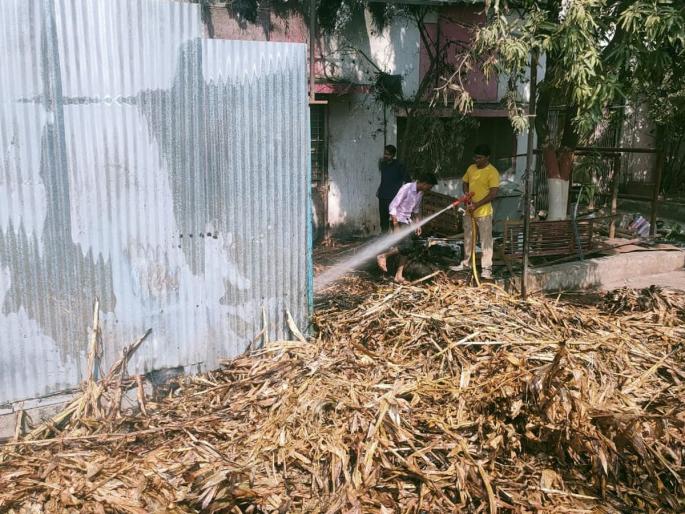 Fodder stored for cattle burnt by firecrackers; 20 to 30 thousand rupees loss | गुरांसाठी साठवून ठेवलेला चारा फटाक्यामुळे जळाला; २० ते ३० हजार रुपयांचे नुकसान Fodder stored for cattle burnt by firecrackers; 20 to 30 thousand rupees loss | गुरांसाठी साठवून ठेवलेला चारा फटाक्यामुळे जळाला; २० ते ३० हजार रुपयांचे नुकसान