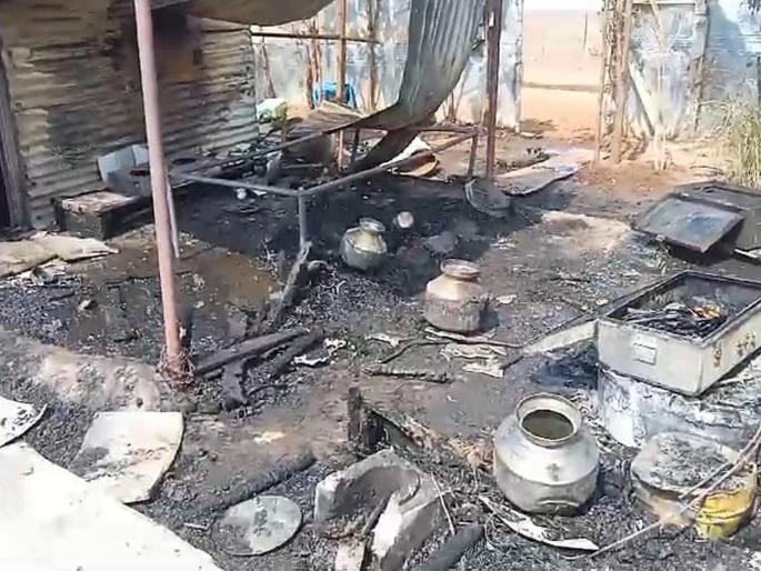 House fire, materials worth one lakh; The fire also reached the neighbor's house | घराला आग, एक लाखाचे साहित्य खाक; शेजाऱ्याच्या घरालाही पोहोचली झळ House fire, materials worth one lakh; The fire also reached the neighbor's house | घराला आग, एक लाखाचे साहित्य खाक; शेजाऱ्याच्या घरालाही पोहोचली झळ