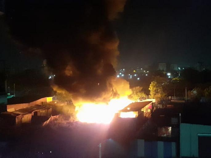 Godown near Chitrao Ganapati Temple in Chinchwad | चिंचवडमध्ये चित्तराव गणपती मंदिराजवळ असणाऱ्या गोडाऊनला भीषण आग Godown near Chitrao Ganapati Temple in Chinchwad | चिंचवडमध्ये चित्तराव गणपती मंदिराजवळ असणाऱ्या गोडाऊनला भीषण आग