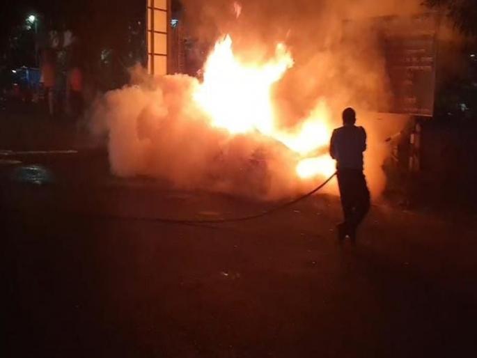 Thrill of 'The Burning Car' at night on Pune Highway in Nashik; The accident of the rickshaw driver was avoided by chance | नाशिकमध्ये पुणे महामार्गावर रात्री ‘द बर्निंग कार’चा थरार; रिक्षाचालकाचे प्रसंगावधानाने टळला अनर्थ Thrill of 'The Burning Car' at night on Pune Highway in Nashik; The accident of the rickshaw driver was avoided by chance | नाशिकमध्ये पुणे महामार्गावर रात्री ‘द बर्निंग कार’चा थरार; रिक्षाचालकाचे प्रसंगावधानाने टळला अनर्थ