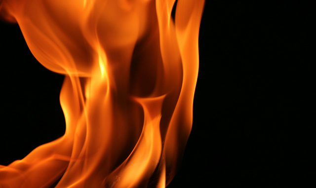 The house was burnt by a shorts circuit, damaged by two and a half lakhs, burned with home appliances | घराला शॉर्टसर्किटने आग, अडीच लाखांचे नुकसान, गृहोपयोगी साहित्य जळाले The house was burnt by a shorts circuit, damaged by two and a half lakhs, burned with home appliances | घराला शॉर्टसर्किटने आग, अडीच लाखांचे नुकसान, गृहोपयोगी साहित्य जळाले