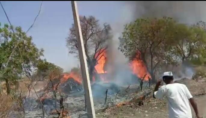 Fire at Chinchkheda; Two lakh losses | चिंचखेडा येथे गोठ्याला आग; दोन लाखाचे नुकसान Fire at Chinchkheda; Two lakh losses | चिंचखेडा येथे गोठ्याला आग; दोन लाखाचे नुकसान