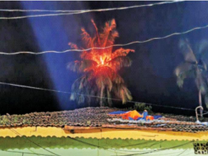 In a shocking incident, a ball of fire came from the window in Dasgaon and went out, the family narrowly escaped | धक्कादायक घटना, दासगावमध्ये खिडकीतून आगीचा गोळा आला अन् बाहेर गेला, कुटुंब थोडक्यात बचावले In a shocking incident, a ball of fire came from the window in Dasgaon and went out, the family narrowly escaped | धक्कादायक घटना, दासगावमध्ये खिडकीतून आगीचा गोळा आला अन् बाहेर गेला, कुटुंब थोडक्यात बचावले