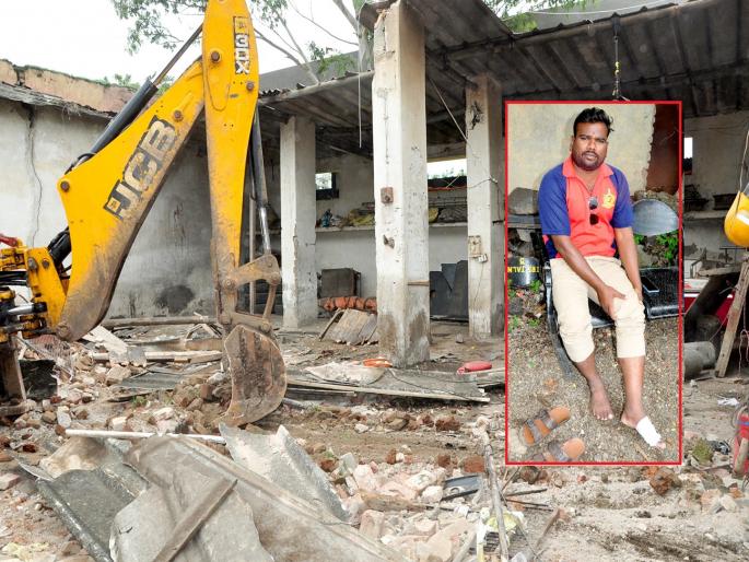 A disaster on firemen themselves; Employees injured due to roof collapse of Nizam era building | अग्निशमनच्या जवानांवरच आपत्ती; निजामकालीन कार्यालयाचे छत कोसळल्याने कर्मचारी जखमी A disaster on firemen themselves; Employees injured due to roof collapse of Nizam era building | अग्निशमनच्या जवानांवरच आपत्ती; निजामकालीन कार्यालयाचे छत कोसळल्याने कर्मचारी जखमी