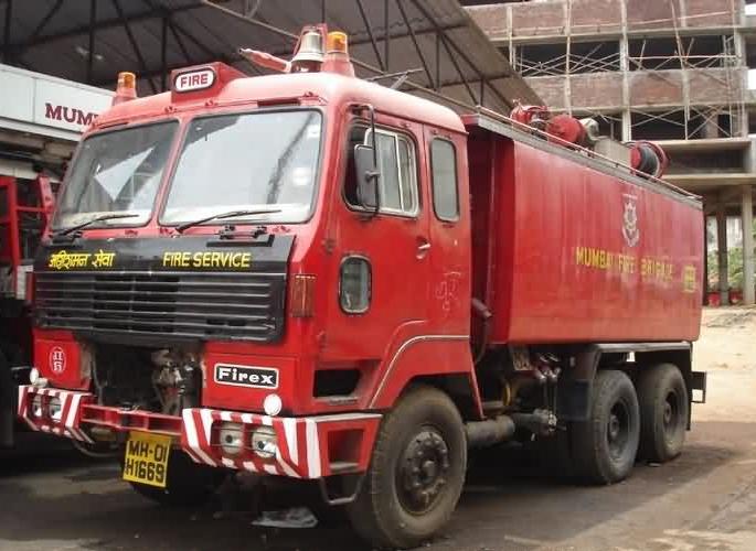Four vehicles set on fire in Thane | ठाण्यात चार वाहनांना आग, आगीच्या घटनेचा तपास सुरू