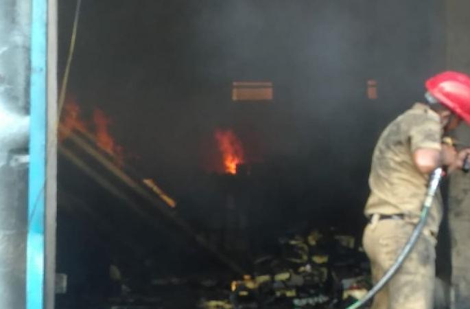Akola: A huge fire broke out at a soybean oil factory in MIDC | अकोला : एमआयडीसीतील सोयाबीन तेलाच्या कारखान्याला भीषण आग