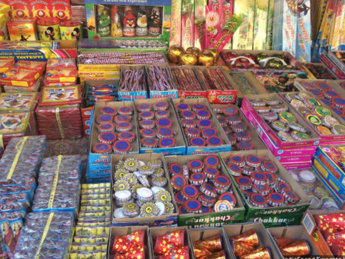Unauthorized firecrackers seized in Worli, Prabhadevi; More than 200 kg of stock seized by the municipality in 5 days | वरळी, प्रभादेवीमध्ये अनधिकृत फटाके जप्त; पालिकेकडून ५ दिवसांत २०० किलोहून अधिक साठा ताब्यात