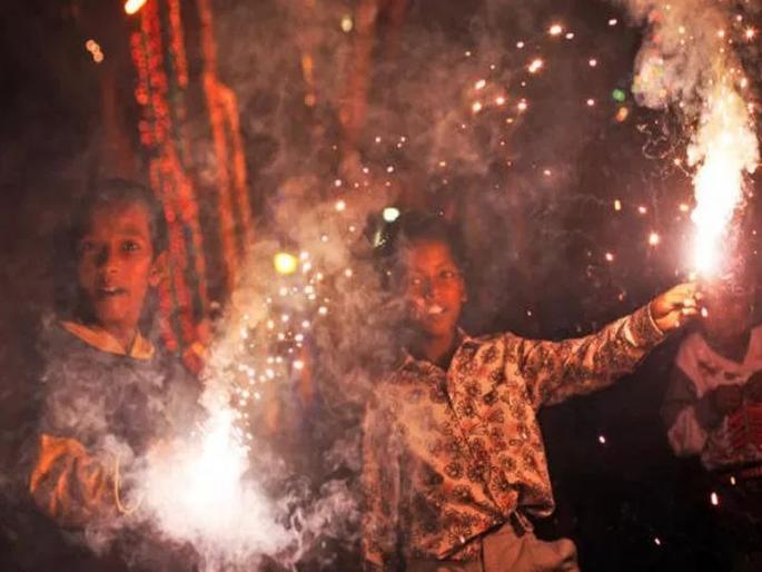 Beware! The risk of blindness due to firecrackers is high, about five thousand people lose their sight every year in the country | सावधान! फटाक्यांमुळे अंधत्वाचा धोका अधिक, दरवर्षी पाच हजारांवर लोकांची दृष्टी जाते Beware! The risk of blindness due to firecrackers is high, about five thousand people lose their sight every year in the country | सावधान! फटाक्यांमुळे अंधत्वाचा धोका अधिक, दरवर्षी पाच हजारांवर लोकांची दृष्टी जाते
