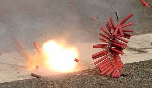 136 cases have been filed in Solapur due to fire crackers | फटाके उडवल्याप्रकरणी सोलापुरात १३६ जणांवर गुन्हे दाखल 136 cases have been filed in Solapur due to fire crackers | फटाके उडवल्याप्रकरणी सोलापुरात १३६ जणांवर गुन्हे दाखल