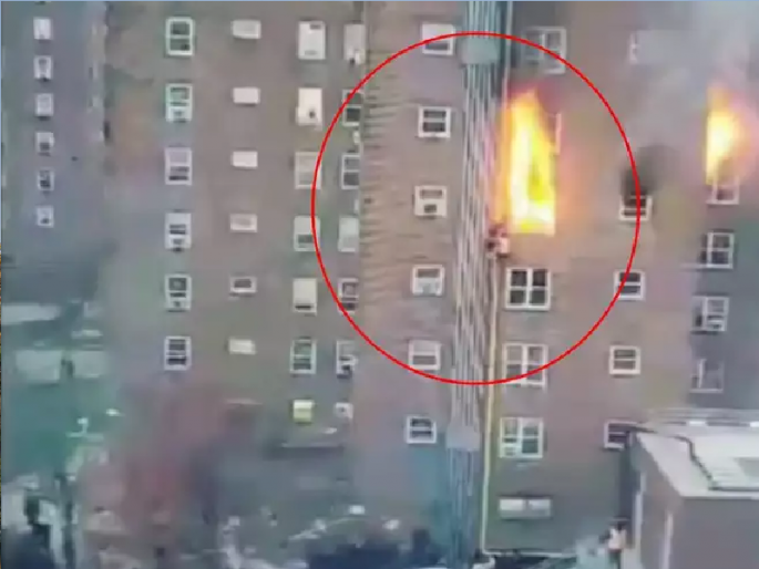 Fire at home, sister risks her life to save brother, watch thrilling VIDEO | घराला लागली भीषण आग, भावाला वाचवण्यासाठी बहिणीने स्वतःचा जीव घातला धोक्यात, पाहा थरारक VIDEO Fire at home, sister risks her life to save brother, watch thrilling VIDEO | घराला लागली भीषण आग, भावाला वाचवण्यासाठी बहिणीने स्वतःचा जीव घातला धोक्यात, पाहा थरारक VIDEO