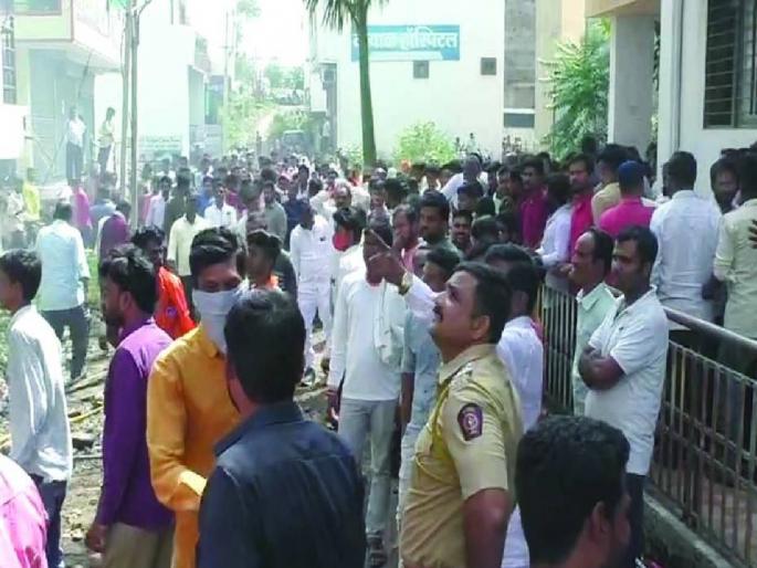 Godown of cloth store caught fire Millions of losses | कापड दुकानाच्या गोडाऊनला भीषण आग; लाखोंचे नुकसान Godown of cloth store caught fire Millions of losses | कापड दुकानाच्या गोडाऊनला भीषण आग; लाखोंचे नुकसान