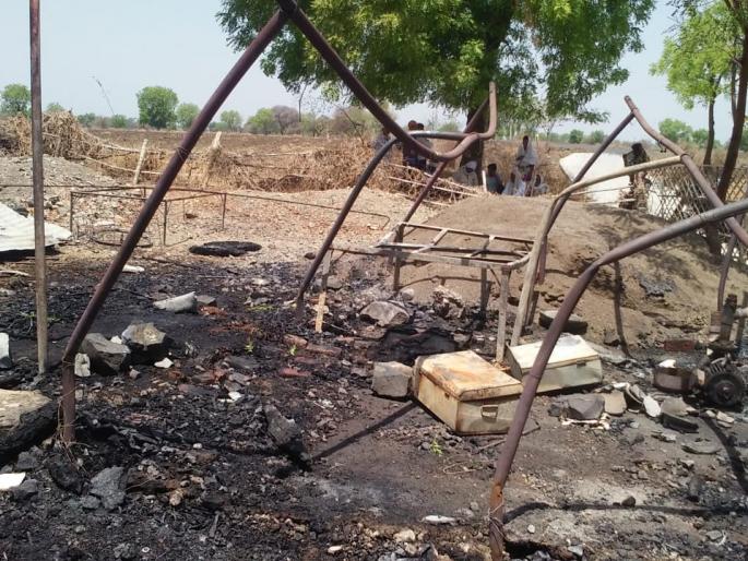 Fire broke out at home in Murtijapur | राहते घर आगीच्या भक्ष्यस्थानी; साहित्य जळून खाक Fire broke out at home in Murtijapur | राहते घर आगीच्या भक्ष्यस्थानी; साहित्य जळून खाक
