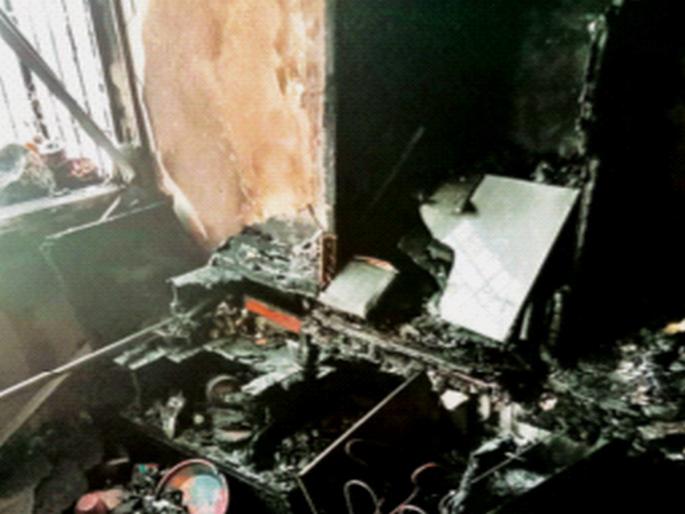 The doctor couple quarreled all night and in the morning the angry wife set the house on fire | डॉक्टर दाम्पत्य रात्रभर भांडले अन् सकाळी संतप्त पत्नीने घरच पेटवले The doctor couple quarreled all night and in the morning the angry wife set the house on fire | डॉक्टर दाम्पत्य रात्रभर भांडले अन् सकाळी संतप्त पत्नीने घरच पेटवले